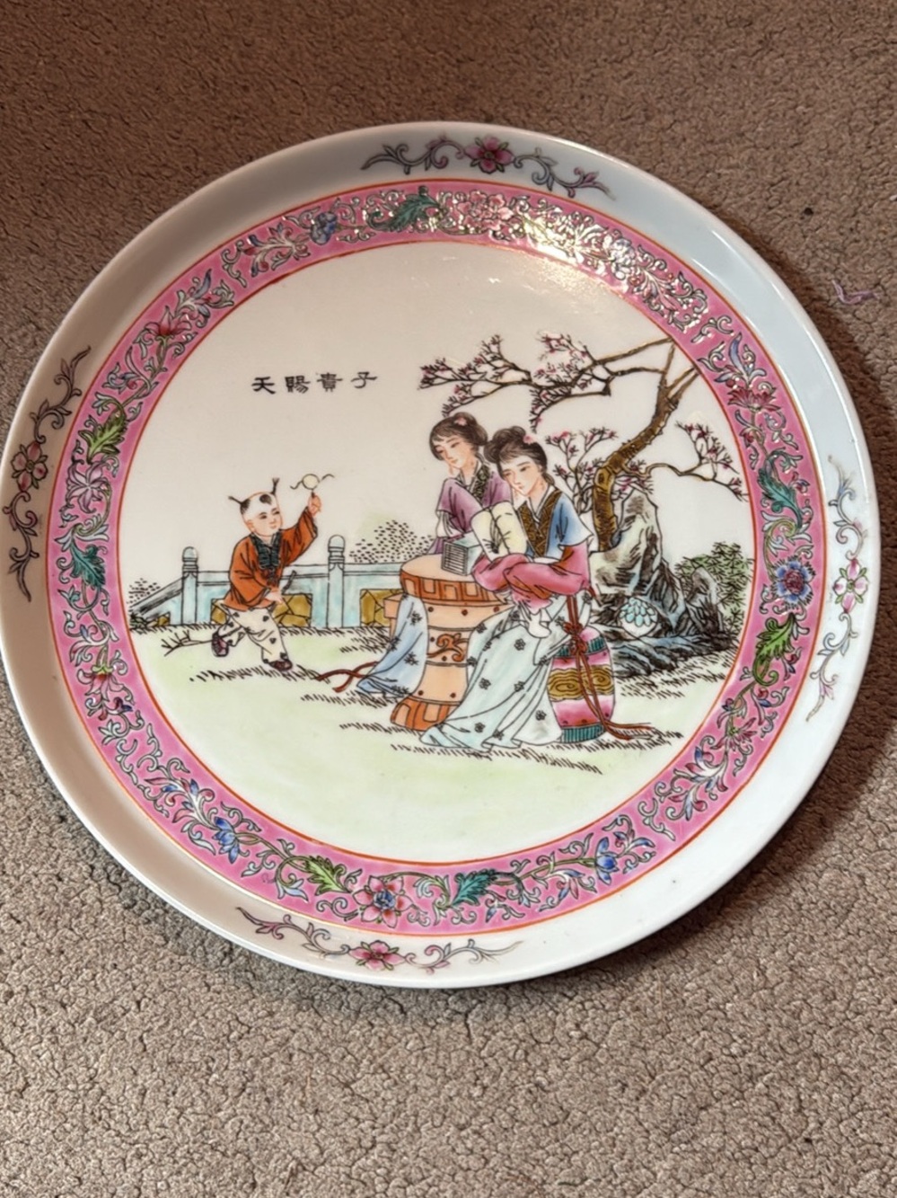 Decorative Pink Porcelain Wall Plate with Traditional Chinese Scene